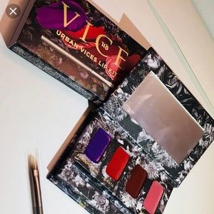 💋HOST PICK! Urban Decay lip kit 💄💋💃🏻